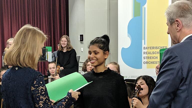 Erfolgreiches Musikprojekt: Anjali Holbach (Mitte) aus der 8. Klasse der Realschule Lohr freute sich über die Urkunde des Kultusministeriums aus den Händen von Evelyn Beißel (Fachberaterin für Musik/links) und (rechts) Ministerialdirektor Herbert Püls (rechts). Erfolgreiches Musikprojekt: Anjali Holbach (Mitte) aus der 8. Klasse der Realschule Lohr freute sich über die Urkunde des Kultusministeriums aus den Händen von Evelyn Beißel (Fachberaterin für Musik/links) und (rechts) Ministerialdirektor Herbert Püls (rechts).