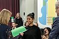 Erfolgreiches Musikprojekt: Anjali Holbach (Mitte) aus der 8. Klasse der Realschule Lohr freute sich über die Urkunde des Kultusministeriums aus den Händen von Evelyn Beißel (Fachberaterin für Musik/links) und (rechts) Ministerialdirektor Herbert Püls (rechts).