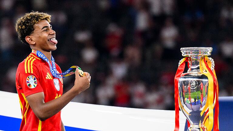 Euro 2024: Spanien - England - Der heute 17-Jährige soll angeblich auf der Wunschliste des FC Bayern gestanden haben. Euro 2024: Spanien - England - Der heute 17-Jährige soll angeblich auf der Wunschliste des FC Bayern gestanden haben.