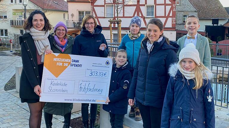 Frühförderleiterin Carolin Krämer (links im Bild) nimmt den Spendenscheck von den Mitgliedern der Kinderkirche (von links) Nadine Friedrich, Johanna Köttner, Milo Friedrich, Lorenz Scheller, Andrea Moller, Emil Friedrich, Mathilda Bub entgegen. Frühförderleiterin Carolin Krämer (links im Bild) nimmt den Spendenscheck von den Mitgliedern der Kinderkirche (von links) Nadine Friedrich, Johanna Köttner, Milo Friedrich, Lorenz Scheller, Andrea Moller, Emil Friedrich, Mathilda Bub entgegen.