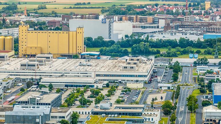ZF gehört mit über 9000 Beschäftigten zum größten Arbeitgeber in Unterfranken. Im Bild das Werk in Schweinfurt mit ZF Aftermarket und dem Entwicklungszentrum. ZF gehört mit über 9000 Beschäftigten zum größten Arbeitgeber in Unterfranken. Im Bild das Werk in Schweinfurt mit ZF Aftermarket und dem Entwicklungszentrum.