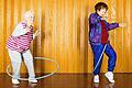 Two senior women exercising with hula hoops       -  Beim Abnehmen darf man gerne auch zunehmen: an Fitness und Muskeln nämlich. Diese beiden Seniorinnen sind motiviert bei Hula Hoop und Seilhüpfen. Foto: IMAGE SOURCE PINK