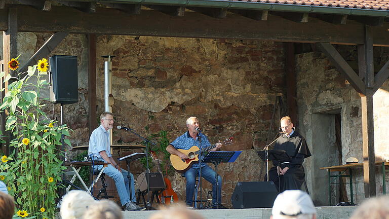 Dreiergesang mit Gitarrenbegleitung mit (von links) Egon Birkenmaier, Peter Häring und Guardian Steffen Behr beim Konzert im Klostergarten.