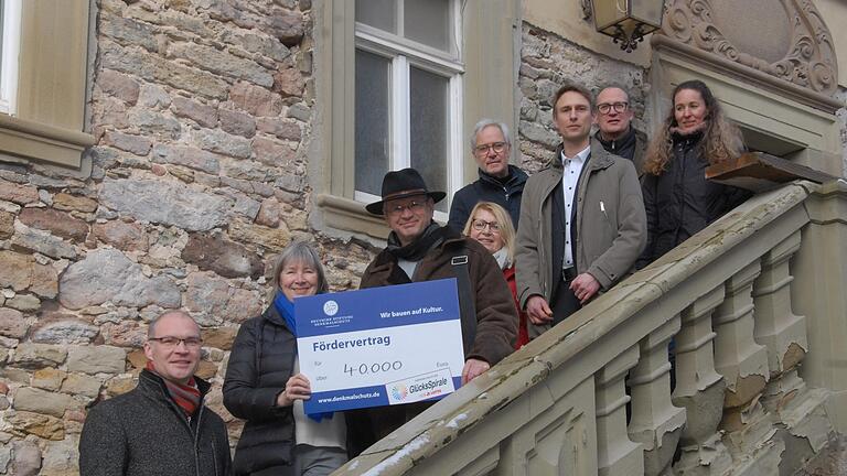 Beim Baurundgang mit Bürgermeister Dieter Lenzer (von links) durfte Adelheid Rasche aus den Händen von Matthias Staschull den symbolischen Scheck von 40.000 Euro entgegennehmen. Weiter vertreten waren Doris Lang vom Landratsamt, Architekt Walter Böhm, Alexander Zeller von der Städtebauförderung, Rasches Partner Martin Mago und Melanie Meier vom Architekturbüro Böhm. Beim Baurundgang mit Bürgermeister Dieter Lenzer (von links) durfte Adelheid Rasche aus den Händen von Matthias Staschull den symbolischen Scheck von 40.000 Euro entgegennehmen. Weiter vertreten waren Doris Lang vom Landratsamt, Architekt Walter Böhm, Alexander Zeller von der Städtebauförderung, Rasches Partner Martin Mago und Melanie Meier vom Architekturbüro Böhm.
