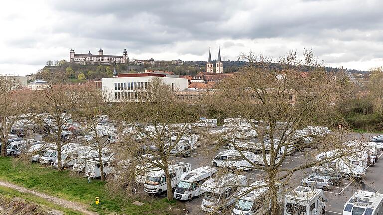 Der Wohnmobilstellplatz der Würzburger Versorgungs- und Verkehrs-GmbH an der Friedensbrücke liegt am Main und fußläufig zur Würzburger Altstadt (Archivbild von 2022). Der Wohnmobilstellplatz der Würzburger Versorgungs- und Verkehrs-GmbH an der Friedensbrücke liegt am Main und fußläufig zur Würzburger Altstadt (Archivbild von 2022). 