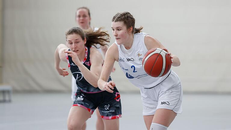 Würzburgs Topscorerin Johanna Michel (rechts) auf dem Weg zum Korb gegen Maria Simon von den Dillingen Diamonds. Würzburgs Topscorerin Johanna Michel (rechts) auf dem Weg zum Korb gegen Maria Simon von den Dillingen Diamonds.