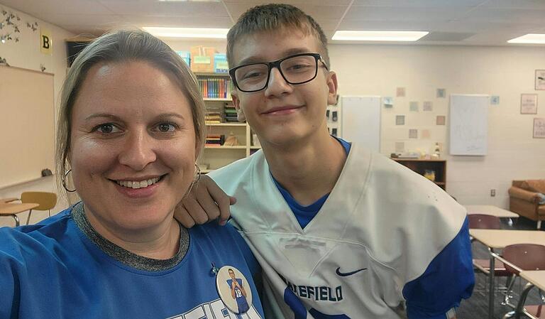 Heike Bybee aus Wiesenbronn lebt mit ihrer Familie im US-Bundesstaat Kansas. Sie unterrichtet Mathe an der Wakefield School, die auch ihre Söhne Tim (im Bild) und Max besuchen. Heike Bybee aus Wiesenbronn lebt mit ihrer Familie im US-Bundesstaat Kansas. Sie unterrichtet Mathe an der Wakefield School, die auch ihre Söhne Tim (im Bild) und Max besuchen.