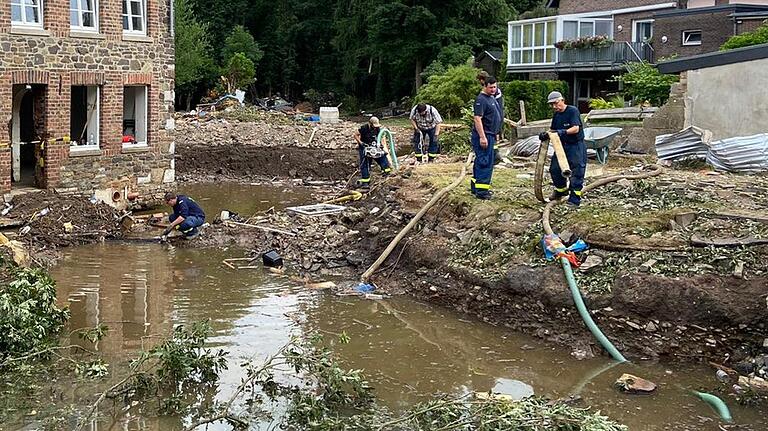 Mit Hilfe von Pumpen beseitigen THW-Helfer das zurückgebliebene Wasser von vollgelaufenen Grundstücken. Mit Hilfe von Pumpen beseitigen THW-Helfer das zurückgebliebene Wasser von vollgelaufenen Grundstücken.