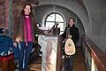 Das Bild zeigt Sylvia Bauer (links) und Amandine Affagard (rechts) an der Orgel.