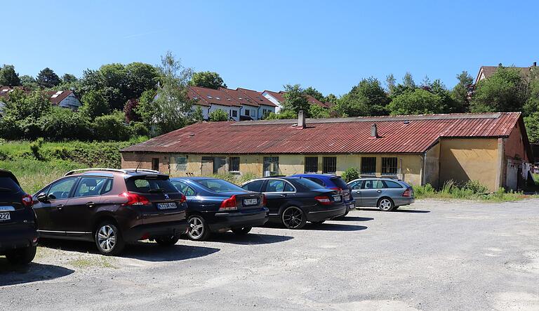 Im Sommer stand auf dieser alten Industriebrache noch eine Lagerhalle. Zum Schluss taugte das vier Hektar große Gelände unterhalb der Wohnbebauung am Fuchsgraben gerade noch als Parkplatz. Im Sommer stand auf dieser alten Industriebrache noch eine Lagerhalle. Zum Schluss taugte das vier Hektar große Gelände unterhalb der Wohnbebauung am Fuchsgraben gerade noch als Parkplatz.
