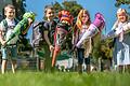 Die vier Erstklässler (von links) Kilian, Severin, Agnes und Leonie freuen sich auf den gemeinsamen Start ins Schulleben.