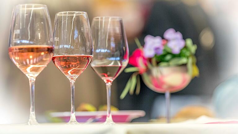 Essengehen war einmal ein harmloses Vergnügen, aber spätestens seit Corona hat der Restaurantbesuch seine Leichtigkeit verloren. Essengehen war einmal ein harmloses Vergnügen, aber spätestens seit Corona hat der Restaurantbesuch seine Leichtigkeit verloren.