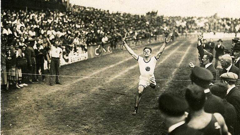 Fritz Stöcklein - Fritz Stöcklein als Leichtathlet. Das Foto zeigt in 24-jährige bei der Nordbayerischen Meisterschaft in Nürnberg als 400-Meter-Staffellaufsieger. Fritz Stöcklein - Fritz Stöcklein als Leichtathlet. Das Foto zeigt in 24-jährige bei der Nordbayerischen Meisterschaft in Nürnberg als 400-Meter-Staffellaufsieger.