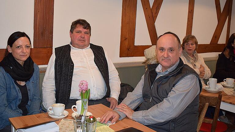 Sehr gut angenommen wird der Nebenraum des Dorfladens. Hier treffen sich die Bürger spontan oder verabredet zum Plausch. Im Bild (von links) Marion Fleischmann-Hilton, die Vorsitzende des Vereins &bdquo;Heimat und Kulturtreff, Bürgermeister Hermann Niediek und Toni Michels von der AWO, die den Dorfladen betreibt.