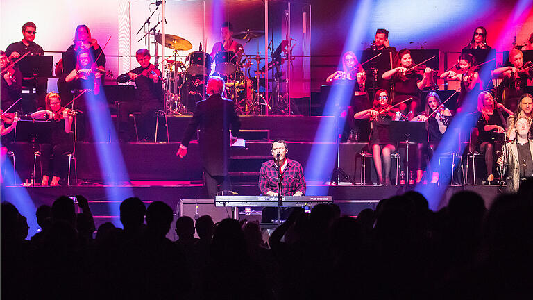2700 Fans bei „Rock meets Classic“ - „Rock meets Classic“ in der Würzburger s.Oliver Arena. 2700 Fans bei „Rock meets Classic“ - „Rock meets Classic“ in der Würzburger s.Oliver Arena.