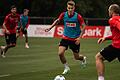 Florian Dietz (Mitte) durfte in dieser Woche erstmals am Training mit der Bundesliga-Mannschaft des 1. FC Köln teilnehmen und sich gegen die gestandenen Profis Jonas Hector (links) und Rafael Czichos (rechts) beweisen.