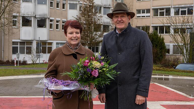 Nach über 40 Jahren Betriebszugehörigkeit hatte Gabriele Frings (Pflegedirektorin) ihren letzten Arbeitstag am Klinikum Main-Spessart. Klinikreferent René Bostelaar verabschiedete Frings offiziell. Nach über 40 Jahren Betriebszugehörigkeit hatte Gabriele Frings (Pflegedirektorin) ihren letzten Arbeitstag am Klinikum Main-Spessart. Klinikreferent René Bostelaar verabschiedete Frings offiziell. 