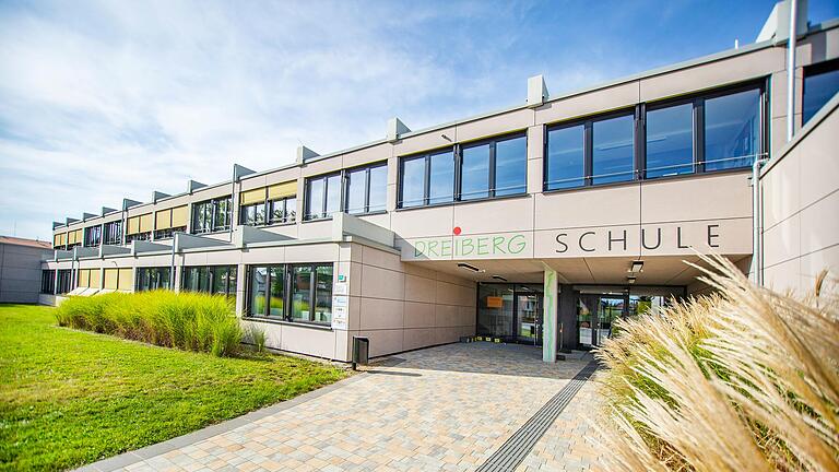 Der Haupteingang der Dreiberg-Schule in Knetzgau. Die zur Schule gehörenden Turnhallen werden jetzt zur Notunterkunft für Flüchtlinge aus der Ukraine.