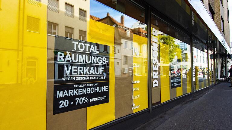 Am 6. Oktober hat der Räumungsverkauf bei Schuh Drescher am Roßmarkt 1 begonnen, wegen Geschäftsaufgabe. Das Geschäft gehört zu einem der ältesten in Schweinfurt.