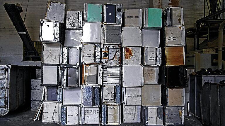 Abgeblitzt: Die Forderung der Elektroindustrie nach einer Abwrackprämie für Haushaltsgeräte stößt bei der Bundesregierung auf klare Ablehnung. Im Bild alte Kühlschränke in einer Recyclingfirma in Lünen.