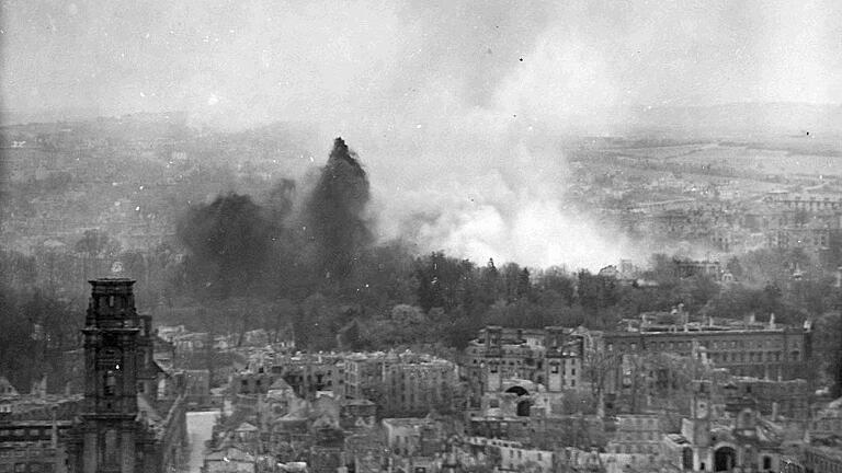 Kampf um Würzburg im April 1945: US-Jagdflugzeuge laden 500-Pfund-Bomben auf Verkehrsknoten und Eisenbahn ab. Kampf um Würzburg im April 1945: US-Jagdflugzeuge laden 500-Pfund-Bomben auf Verkehrsknoten und Eisenbahn ab.