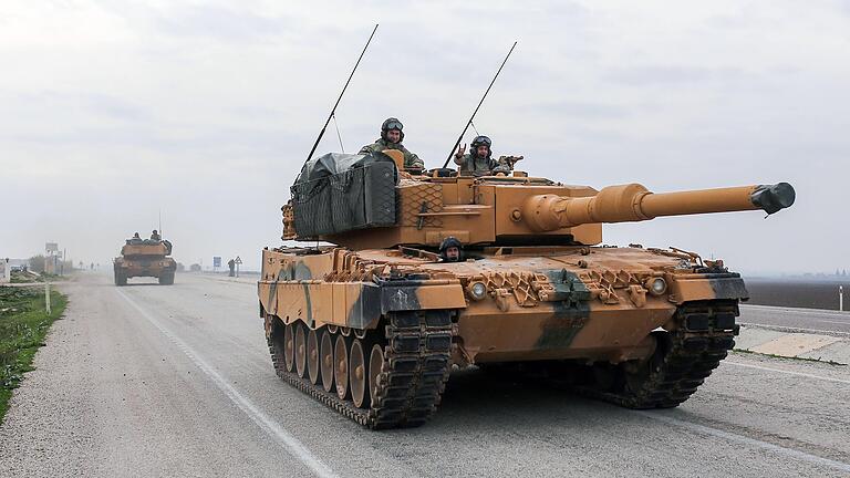 Ein türkischer Panzer vom Typ Leopard 2A4 fährt in der Nähe der syrischen Grenze auf einer Straße.&nbsp;