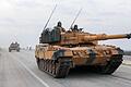 Ein türkischer Panzer vom Typ Leopard 2A4 fährt in der Nähe der syrischen Grenze auf einer Straße.&nbsp;