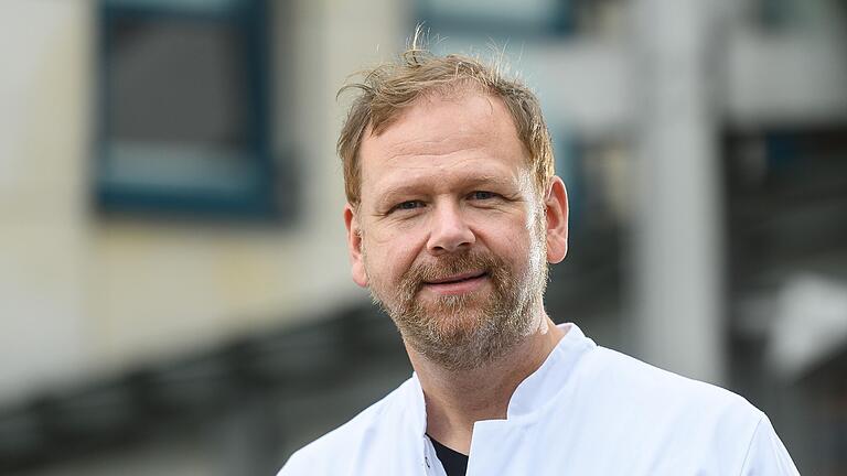 Bei den Covid-Belegungszahlen insgesamt sehe man eine leichte Tendenz nach oben, sagt Dr. Matthias Held, Ärztlicher Direktor am Klinikum Würzburg Mitte.