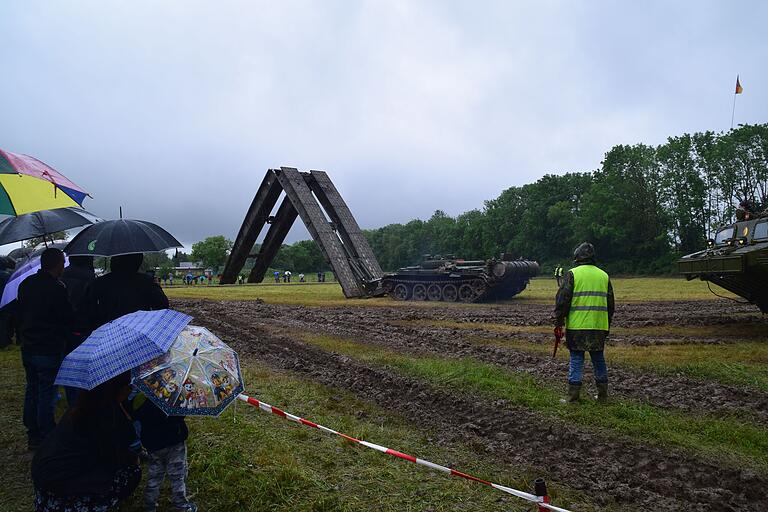 Der Brückenleger überspannt 18 Meter.