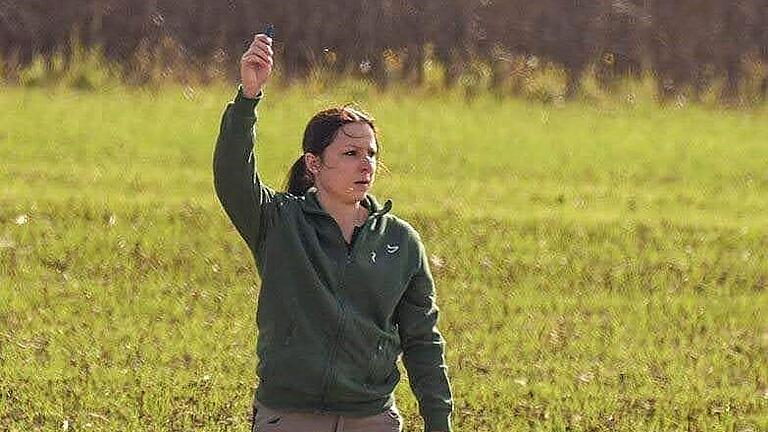 Annette Rittelmeier hält den von ihrem Fährtenhund Ayk gefundenen Gegenstand zur Wertung durch die Leistungsrichter sichtbar hoch. Annette Rittelmeier hält den von ihrem Fährtenhund Ayk gefundenen Gegenstand zur Wertung durch die Leistungsrichter sichtbar hoch.