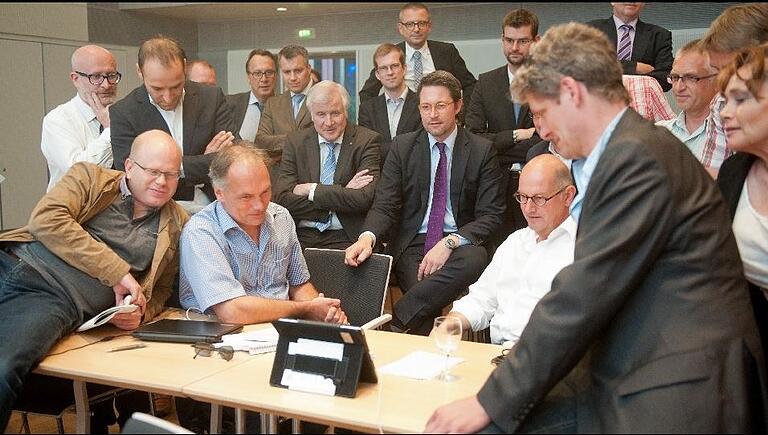 Auch dafür muss Zeit sein: Henry Stern (links) schaut zusammen mit anderen Journalisten und Ministerpräsident Horst Seehofer in München nach einer CSU-Pressekonferenz auf einem iPad die Übertragung des Elfmeterschießens zwischen Brasilien und Chile im Achtelfinale der WM 2014. Auch dafür muss Zeit sein: Henry Stern (links) schaut zusammen mit anderen Journalisten und Ministerpräsident Horst Seehofer in München nach einer CSU-Pressekonferenz auf einem iPad die Übertragung des Elfmeterschießens zwischen Brasilien und Chile im Achtelfinale der WM 2014.