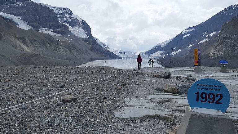 Der Athabasca-Gletscher in Kandada. Der prominenteste Gletscher des Columbia-Icefields in den Rocky Mountains ist in den letzten Jahren massiv geschrumpft. Markierungen zeigen, wie weit die Gletscherzungen zurückgeschmolzen sind. Der Athabasca-Gletscher in Kandada. Der prominenteste Gletscher des Columbia-Icefields in den Rocky Mountains ist in den letzten Jahren massiv geschrumpft. Markierungen zeigen, wie weit die Gletscherzungen zurückgeschmolzen sind.