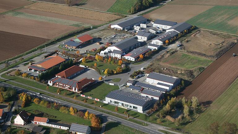: Das Firmengelände von Zeltbau Bühler in Großeibstadt aus der Vogelperspektive. Nicht dazu gehören die drei Gewerbebetriebe links mit den roten Dächern. : Das Firmengelände von Zeltbau Bühler in Großeibstadt aus der Vogelperspektive. Nicht dazu gehören die drei Gewerbebetriebe links mit den roten Dächern.