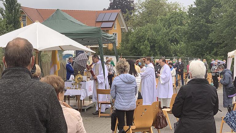 Viele Gläubige kamen zum Open-Air-Gottesdienst an der Esselbacher Weed zu Fronleichnam. Viele Gläubige kamen zum Open-Air-Gottesdienst an der Esselbacher Weed zu Fronleichnam.