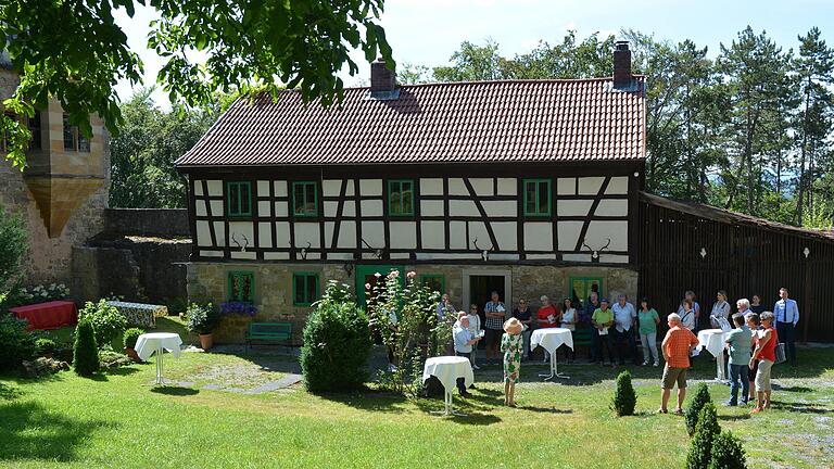 Standesamtliche Hochzeiten sollen künftig in der Salzburg möglich sein. Unter anderem im Jägerhaus, das Ines Freifrau von und zu Guttenberg (Mitte) vor zwei Jahren nach dessen Sanierung dem Stadtrat vorstellte.