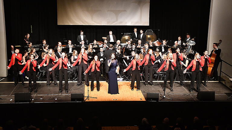 Die Schweinfurter Bläserphilharmonie begeisterte in der Stadthalle mit ihrem Neujahrskonzert unter dem Titel 'Rhapsody in Blue'. An die 70 Musiker aus dem Raum Schweinfurt und Sänger und Sängerinnen der Musikschul-Popklasse füllten die Bühn. Zum Finale rückte die Popmusik mit Nachwuchstalenten in die Gunst der Gäste. Die Schweinfurter Bläserphilharmonie begeisterte in der Stadthalle mit ihrem Neujahrskonzert unter dem Titel 'Rhapsody in Blue'. An die 70 Musiker aus dem Raum Schweinfurt und Sänger und Sängerinnen der Musikschul-Popklasse füllten die Bühn. Zum Finale rückte die Popmusik mit Nachwuchstalenten in die Gunst der Gäste.