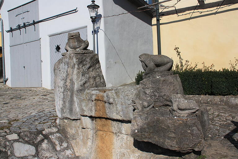Der 'Frösch-Brunnen' speit seit langem kein Wasser mehr. Der 'Frösch-Brunnen' speit seit langem kein Wasser mehr.