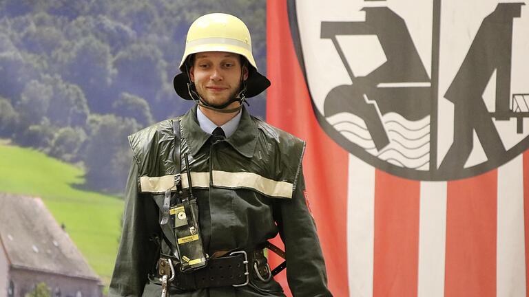 Eine humorvolle Feuerwehr-Modenschau mit Schutzausrüstung aus verschiedenen Jahrzehnten gab es beim Kommersabend in Oberbach. - Eine humorvolle Feuerwehr-Modenschau mit Schutzausrüstung aus verschiedenen Jahrzehnten gab es beim Kommersabend in Oberbach. Eine humorvolle Feuerwehr-Modenschau mit Schutzausrüstung aus verschiedenen Jahrzehnten gab es beim Kommersabend in Oberbach. - Eine humorvolle Feuerwehr-Modenschau mit Schutzausrüstung aus verschiedenen Jahrzehnten gab es beim Kommersabend in Oberbach.