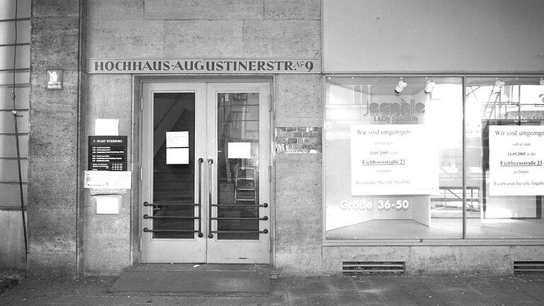 Das Foto der Eingangstüre stammt von 2007, zwei Jahre nach der abrupten Räumung des städtischen Ämterhochhauses in der Augustinerstraße 9. Das Foto der Eingangstüre stammt von 2007, zwei Jahre nach der abrupten Räumung des städtischen Ämterhochhauses in der Augustinerstraße 9.