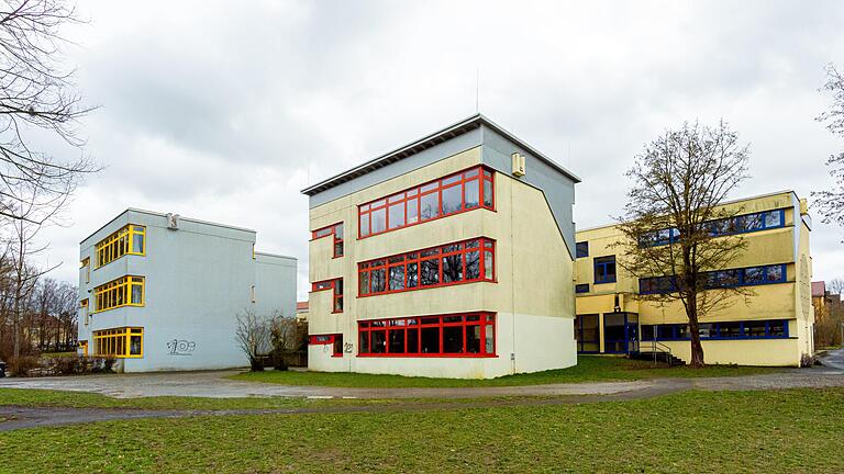 Nach geltendem Beschluss werden die Mittelschule (Bild von März 2023) und die Grundschule am Lülsfelder Weg in Gerolzhofen durch einen Neubau am bisherigen Standort ersetzt. Diese Entscheidung steht jetzt wegen einer immensen Steigerung der erwarteten Kosten wieder zur Debatte. Nach geltendem Beschluss werden die Mittelschule (Bild von März 2023) und die Grundschule am Lülsfelder Weg in Gerolzhofen durch einen Neubau am bisherigen Standort ersetzt. Diese Entscheidung steht jetzt wegen einer immensen Steigerung der erwarteten Kosten wieder zur Debatte.
