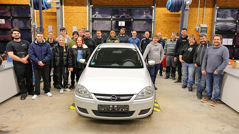An der Gewerblichen Schule Bad Mergentheim legten 14 Prüflinge im Rahmen ihrer dualen Ausbildung zum Kraftfahrzeugmechatroniker die Gesellenprüfung Teil 2 im Themenfeld Kraftfahrzeugtechnik ab (von links): Anatoli Pineker,&nbsp;Daniel&nbsp;Bauer, Phillip Pfau, Luisa Weber, Robin Dreyer, Maxim Bauer, Jasmin Strzondala, Lukas Herrmann, Pawel Beker, Andreas Ihl,&nbsp; Nodari Gugunashvili, Marco Jäger (Prüfungsbester), Noel Dudli und Benedikt Beck.