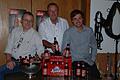 Bügelverschluss ade, die Kauzen-Brauerei ihr Kultbier &bdquo;Käuzle&ldquo; auf die Euro mit Kronkorken um. Im Bild von links Braumeister Otto Resch, Kauzen-Chef Karl-Heinz Pritzl und Braumeister Jacob Pritzl.