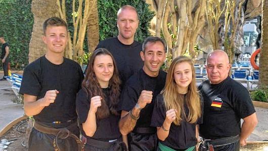 Die Zellerin Laura Klopf (2. von links) freut sich über die Vizeweltmeisterschaft in der Juniorenklasse bis 45kg. Die Ebener Kickboxer stellten bei der WM in Spanien zwei Weltmeister, zwei Vizeweltmeister und einen Halbfinalisten. Zusammen mit Laura Klopf waren Christoph Gießel (links), Günter Schönrock, Harun-Veysel Elkol und Carina Fuchs für das Team von Trainer Harald Rögner (rechts) erfolgreich. Die Zellerin Laura Klopf (2. von links) freut sich über die Vizeweltmeisterschaft in der Juniorenklasse bis 45kg. Die Ebener Kickboxer stellten bei der WM in Spanien zwei Weltmeister, zwei Vizeweltmeister und einen Halbfinalisten. Zusammen mit Laura Klopf waren Christoph Gießel (links), Günter Schönrock, Harun-Veysel Elkol und Carina Fuchs für das Team von Trainer Harald Rögner (rechts) erfolgreich.