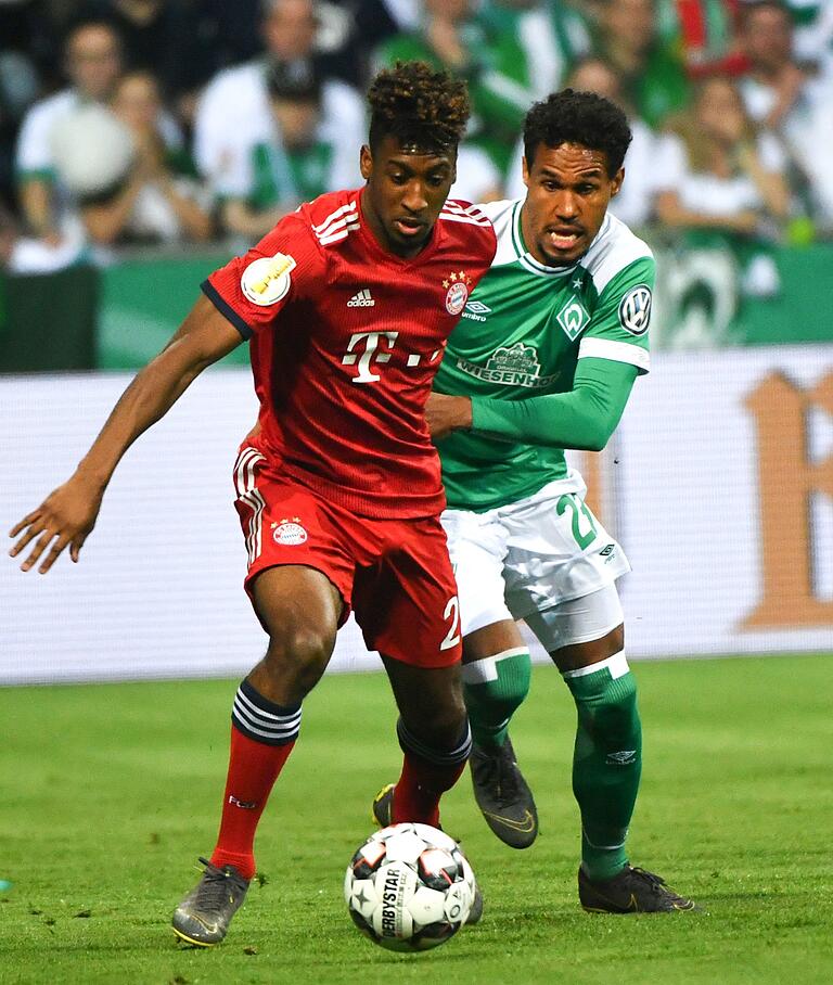 Münchens Kingsley Coman im Zweikampf mit Bremens Verteidiger Theodor Gebre Selassie.