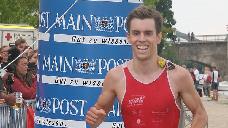 Stefan Betz freut sich auf seinen siegreichen Zieleinlauf. Stefan Betz freut sich auf seinen siegreichen Zieleinlauf.