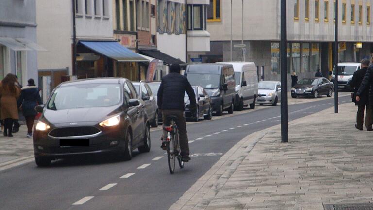 Die Baustelle in der Zehntstraße in Schweinfurt ist pünktlich zum Weihnachtsmarkt fertig, die Straße wieder befahrbar und der neue Radweg entgegen der Einbahnstraßenrichtung markiert.