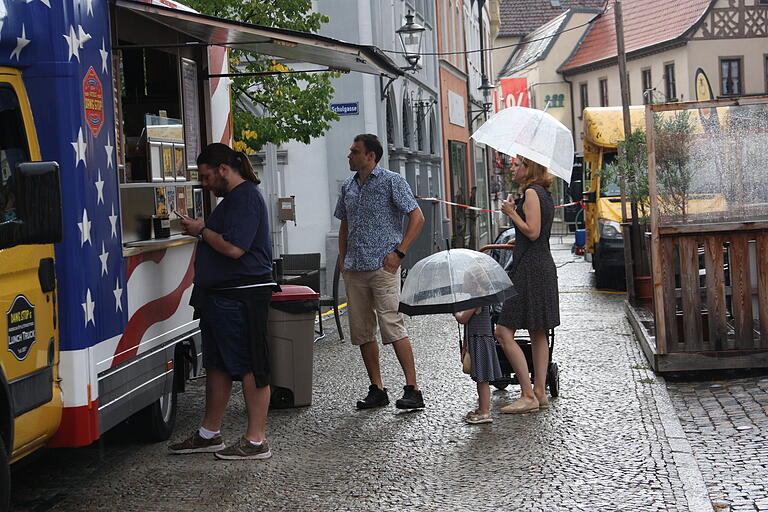 Fast pünktlich zur Öffnung der Foodtrucks um 16 Uhr streifte noch ein kurzer Gewitterschauer Gerolzhofen. Ein paar unerschrockene Besucher ließen sich davon dennoch nicht abschrecken. Fast pünktlich zur Öffnung der Foodtrucks um 16 Uhr streifte noch ein kurzer Gewitterschauer Gerolzhofen. Ein paar unerschrockene Besucher ließen sich davon dennoch nicht abschrecken.