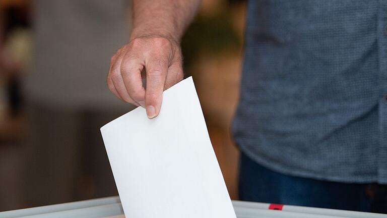 Wahlurne.jpeg - Am 8. Oktober 2023 findet in Bayern die Landtagswahl statt. Hier gibt es alle Infos und die Wahlergebnisse aus dem Stimmkreis Haßberge, Rhön-Grabfeld (604). Wahlurne.jpeg - Am 8. Oktober 2023 findet in Bayern die Landtagswahl statt. Hier gibt es alle Infos und die Wahlergebnisse aus dem Stimmkreis Haßberge, Rhön-Grabfeld (604).