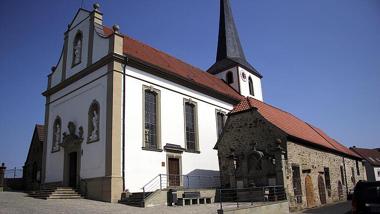 Strategisch günstig auf dem Kirchberg gelegen stellten die Gaden ein starkes Bollwerk gegen feindlich Gesinnte dar. Strategisch günstig auf dem Kirchberg gelegen stellten die Gaden ein starkes Bollwerk gegen feindlich Gesinnte dar.