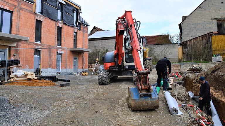 Tag der offenen Tür im Juni geplant: Die insgesamt sieben Wohnungen im neuen Mietshaus in der Pfeifersgasse in Aubstadt können voraussichtlich im Juli bezogen werden. Derzeit werden noch Restarbeiten im Innern des Gebäudes erledigt und die Außenanlagen gestaltet. Tag der offenen Tür im Juni geplant: Die insgesamt sieben Wohnungen im neuen Mietshaus in der Pfeifersgasse in Aubstadt können voraussichtlich im Juli bezogen werden. Derzeit werden noch Restarbeiten im Innern des Gebäudes erledigt und die Außenanlagen gestaltet.